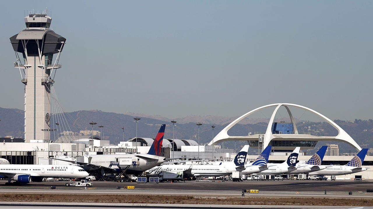 Mexico-bound United Airlines plane makes emergency landing at Los Angeles airport